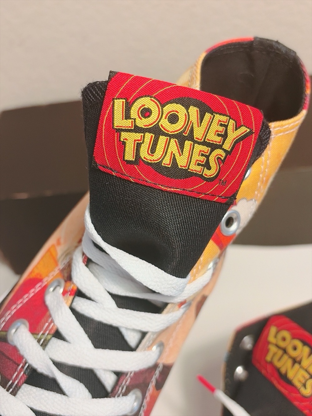 Converse x Looney Tunes Chuck Taylor All Star High Top Shoes W7 New No Full Box - Picture 7 of 13
